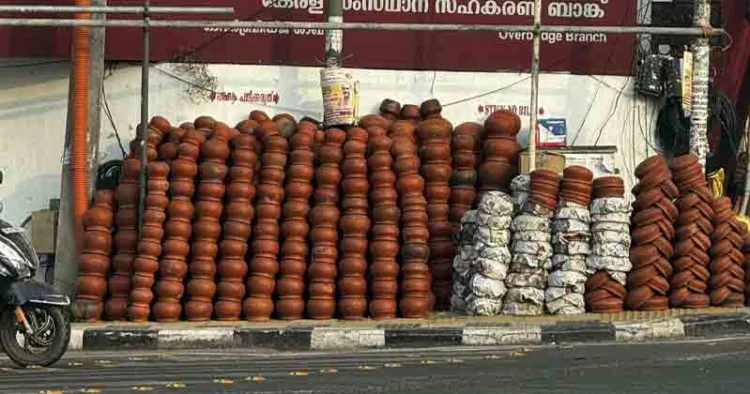 വിൽപ്പനയ്ക്കായി എത്തിച്ച കലങ്ങൾ