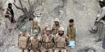 ഏഴ് പാകിസ്ഥാന്‍ പട്ടാളക്കാരെ ബെലൂച് ആര്‍മിയിലെ രണ്ട് വനിതകള്‍ തോക്കിന്‍ മുനയില്‍ നിര്‍ത്തിയിരിക്കുന്നു