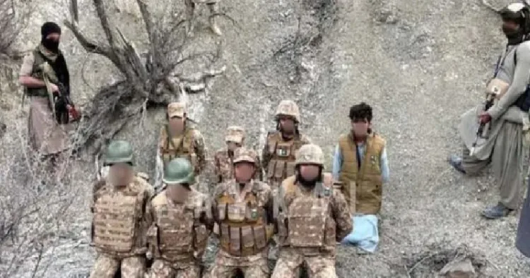 ഏഴ് പാകിസ്ഥാന്‍ പട്ടാളക്കാരെ ബെലൂച് ആര്‍മിയിലെ രണ്ട് വനിതകള്‍ തോക്കിന്‍ മുനയില്‍ നിര്‍ത്തിയിരിക്കുന്നു