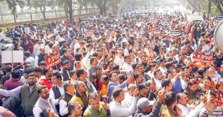 ആഗോള എഐ ഉച്ചകോടിക്കിടെ രാജ്യത്തിന്റെ പ്രശസ്തിക്ക് കളങ്കം വരുത്താന്‍ ശ്രമിച്ച നടപടിയില്‍ പ്രതിഷേധിച്ച്
ന്യൂദല്‍ഹിയിലെ കോണ്‍ഗ്രസ് ആസ്ഥാനത്തേക്ക് ബിജെപി സംസ്ഥാന കമ്മിറ്റി സംഘടിപ്പിച്ച മാര്‍ച്ച്‌