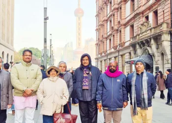 ഷാങ്ങ് ഹായ് വേള്‍ഡ് ഫിനാന്‍സ് സെന്ററിന്റെ മുമ്പില്‍ നിന്നും