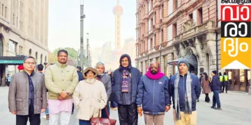 ഷാങ്ങ് ഹായ് വേള്‍ഡ് ഫിനാന്‍സ് സെന്ററിന്റെ മുമ്പില്‍ നിന്നും