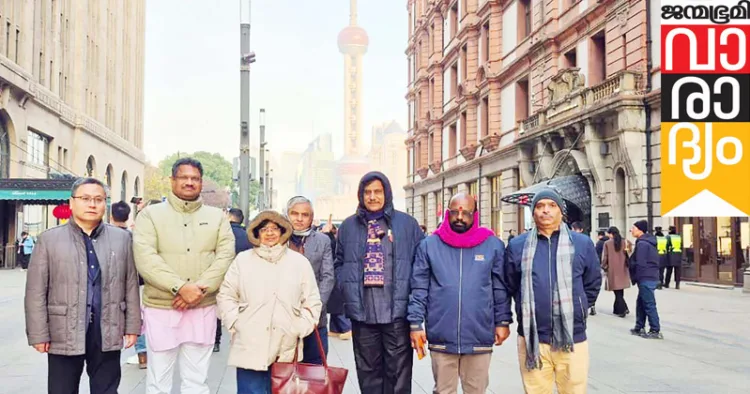 ഷാങ്ങ് ഹായ് വേള്‍ഡ് ഫിനാന്‍സ് സെന്ററിന്റെ മുമ്പില്‍ നിന്നും