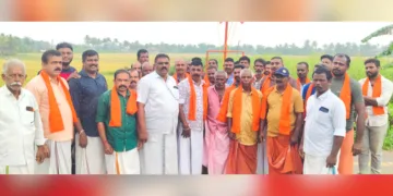 ബിഎംഎസില്‍ ചേര്‍ന്ന തൊഴിലാളികള്‍ ബിഎംഎസ് ജില്ലാ സെക്രട്ടറി ജി. ഗോപകുമാറിനും മറ്റു നേതാക്കള്‍ക്കും ഒപ്പം