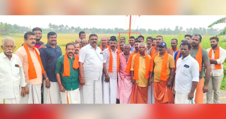 ബിഎംഎസില്‍ ചേര്‍ന്ന തൊഴിലാളികള്‍ ബിഎംഎസ് ജില്ലാ സെക്രട്ടറി ജി. ഗോപകുമാറിനും മറ്റു നേതാക്കള്‍ക്കും ഒപ്പം