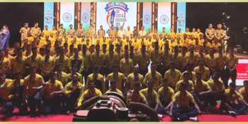 തേവര സേക്രഡ് ഹാര്‍ട്ട് കോളജില്‍ നടന്ന വന്ദേമാതരം സിഐഎസ്എഫ് കോസ്റ്റല്‍ സൈക്ലത്തോണ്‍ 2026ന്റെ സമാപന ചടങ്ങില്‍ സൈക്ലത്തോണില്‍ പങ്കെടുത്തവര്‍ കേന്ദ്ര ആഭ്യന്തര സഹമന്ത്രി ബണ്ടി സഞ്ജയ്കുമാറിനൊപ്പം