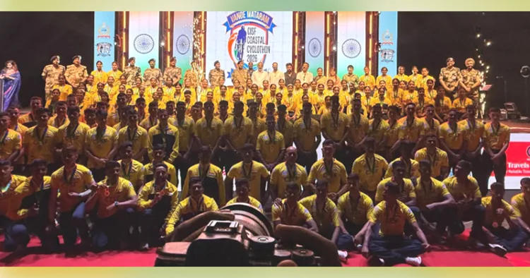 തേവര സേക്രഡ് ഹാര്‍ട്ട് കോളജില്‍ നടന്ന വന്ദേമാതരം സിഐഎസ്എഫ് കോസ്റ്റല്‍ സൈക്ലത്തോണ്‍ 2026ന്റെ സമാപന ചടങ്ങില്‍ സൈക്ലത്തോണില്‍ പങ്കെടുത്തവര്‍ കേന്ദ്ര ആഭ്യന്തര സഹമന്ത്രി ബണ്ടി സഞ്ജയ്കുമാറിനൊപ്പം