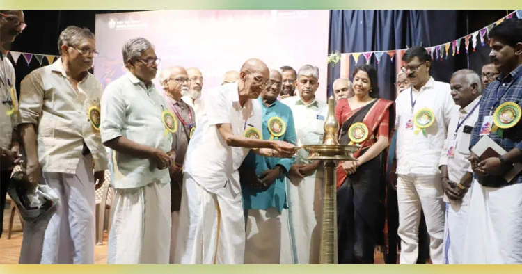 തപസ്യ കലാസാഹിത്യ വേദിയുടെ സുവര്‍ണ്ണ ജൂബിലിയോട് അനുബന്ധിച്ചുള്ള ദേശീയ അമച്വര്‍ നാടകോത്സവം തൃശൂരില്‍ പ്രശസ്ത നാടകാചാര്യന്‍ സി.എല്‍. ജോസ്, കഥകളി ആചാര്യന്‍ സദനം കൃഷ്ണന്‍കുട്ടി എന്നിവര്‍ ചേര്‍ന്ന് ഉദ്ഘാടനം ചെയ്യുന്നു