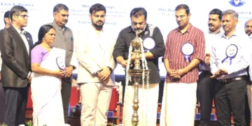 അങ്കമാലി ഫിസാറ്റ് എന്‍ജിനീയറിങ് കോളജില്‍ നടന്ന നാഷണല്‍ സ്‌കില്‍ ഡെവലപ്‌മെന്റ് കോര്‍പറേഷന്റെ നേതൃത്വത്തിലുള്ള അന്തര്‍ദേശിയ ലാബുകളുടെ ഉദ്ഘാടനം കേന്ദ്രമന്ത്രി സുരേഷ് ഗോപി നിര്‍വഹിക്കുന്നു