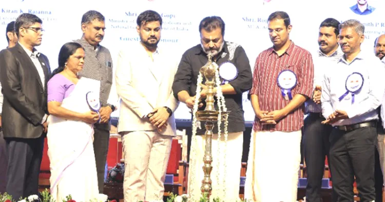 അങ്കമാലി ഫിസാറ്റ് എന്‍ജിനീയറിങ് കോളജില്‍ നടന്ന നാഷണല്‍ സ്‌കില്‍ ഡെവലപ്‌മെന്റ് കോര്‍പറേഷന്റെ നേതൃത്വത്തിലുള്ള അന്തര്‍ദേശിയ ലാബുകളുടെ ഉദ്ഘാടനം കേന്ദ്രമന്ത്രി സുരേഷ് ഗോപി നിര്‍വഹിക്കുന്നു