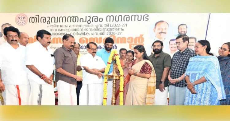 തിരുവനന്തപുരം നഗരസഭയുടെ ആഭിമുഖ്യത്തില്‍ സംഘടിപ്പിച്ച വികസന സെമിനാര്‍ കേന്ദ്ര സഹമന്ത്രി ജോര്‍ജ് കുര്യന്‍ ഉദ്ഘാടനം ചെയ്യുന്നു. പാപ്പനംകോട് സജി, ഡോ. കായംകുളം യൂനുസ്, കരമന അജിത്, മേയര്‍ അഡ്വ. വി.വി. രാജേഷ്, കൊല്ലം തുളസി, പാറ്റൂര്‍ രാധാകൃഷ്ണന്‍, വി. സത്യവതി, എസ്.പി. ദീപക്, പി. അശോക്കുമാര്‍, മേരി പുഷ്പം, ബിന്നി തുടങ്ങിയവര്‍ സമീപം