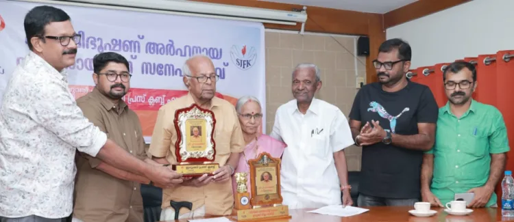 പദ്മവിഭൂഷണ് അര്‍ഹനായ ജന്മഭൂമി മുഖ്യപത്രാധിപരായിരുന്ന പി.നാരായണന് ഇടുക്കി പ്രസ് ക്ലബില്‍
നടന്ന ചടങ്ങില്‍ പ്രസിഡന്റ് വിനോദ് കണ്ണോളി, സെക്രട്ടറി ജെയിസ് വാട്ടപ്പിള്ളില്‍ എന്നിവര്‍ ചേര്‍ന്ന് ഉപഹാരം കൈമാറുന്നു. രാജേശ്വരി നാരായണന്‍, ശശിധരന്‍ കണ്ടത്തില്‍, ഷിയാമി, പി.കെ.ലത്തീഫ് എന്നിവര്‍ സമീപം.