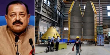 കേന്ദ്രമന്ത്രി ജിതേന്ദ്ര സിങ്ങ് (ഇടത്ത്) പിഎസ് എല്‍വിയ്ക്ക് വേണ്ടിയുള്ള ഒരുക്കം (വലത്ത്)