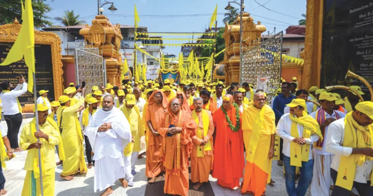 കര്ണാടകയിലെ മംഗലാപുരം കുദ്രോളി ഗോകര്ണനാഥ ക്ഷേത്രത്തില് കുദ്രോളി ശ്രീനാരായണഗുരു തീര്ത്ഥാടനത്തിന് തുടക്കം കുറിച്ച് ശ്രീനാരായണ ധര്മസംഘം ട്രസ്റ്റ് പ്രസിഡന്റ് സ്വാമി സച്ചിദാനന്ദയുടെ നേതൃത്വത്തില് നടന്ന ഘോഷയാത്ര.