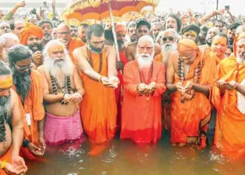 മഹാമാഘ മഹോത്സവം സമാപിച്ചതിന്റെ പിറ്റേന്ന് ഭാരതപ്പുഴയുടെ തീരത്ത് മഹാശുചീകരണയജ്ഞം നടത്തിയതിനു
ശേഷം സേവാഭാരതി പ്രവര്‍ത്തകര്‍ മഹാമാഘ സഭ സഭാപതി മഹാമണ്ഡലേശ്വര്‍ സ്വാമി ആനന്ദവനം ഭാരതി, ആര്‍എസ്എസ് മുതിര്‍ന്ന പ്രചാരകന്‍ എസ്. സേതുമാധവന്‍, ഉത്തര കേരളം പ്രാന്ത പ്രചാരക് അ. വിനോദ് തുടങ്ങിയവര്‍ക്കൊപ്പം
നിളയില്‍ സ്‌നാനം ചെയ്യുന്നു