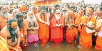 മഹാമാഘ മഹോത്സവം സമാപിച്ചതിന്റെ പിറ്റേന്ന് ഭാരതപ്പുഴയുടെ തീരത്ത് മഹാശുചീകരണയജ്ഞം നടത്തിയതിനു
ശേഷം സേവാഭാരതി പ്രവര്‍ത്തകര്‍ മഹാമാഘ സഭ സഭാപതി മഹാമണ്ഡലേശ്വര്‍ സ്വാമി ആനന്ദവനം ഭാരതി, ആര്‍എസ്എസ് മുതിര്‍ന്ന പ്രചാരകന്‍ എസ്. സേതുമാധവന്‍, ഉത്തര കേരളം പ്രാന്ത പ്രചാരക് അ. വിനോദ് തുടങ്ങിയവര്‍ക്കൊപ്പം
നിളയില്‍ സ്‌നാനം ചെയ്യുന്നു