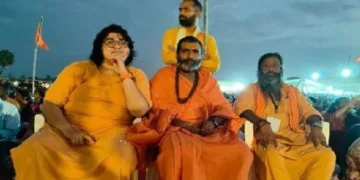 സ്വാമിനി അവന്തിക ഭാരതി (ഇടത്ത്) മഹാമണ്ഡലേശ്വർ സ്വാമി ആനന്ദ വനം ഭാരതി (നടുവില്‍) യോഗി അഭിനവ ബാലാനന്ദ ഭൈരവ (വലത്ത്)