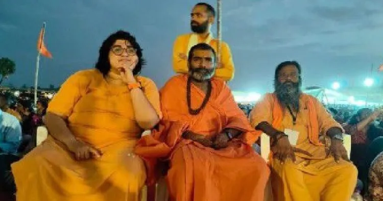 സ്വാമിനി അവന്തിക ഭാരതി (ഇടത്ത്) മഹാമണ്ഡലേശ്വർ സ്വാമി ആനന്ദ വനം ഭാരതി (നടുവില്‍) യോഗി അഭിനവ ബാലാനന്ദ ഭൈരവ (വലത്ത്)