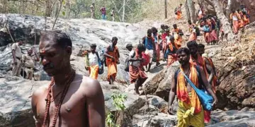 മലപൂജാരിമാര്‍ മുളന്തണ്ടില്‍ തീര്‍ത്ഥവുമായി ക്ഷേത്രത്തിലേക്ക് വരുന്നു