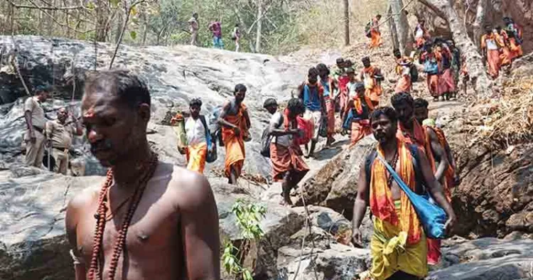 മലപൂജാരിമാര്‍ മുളന്തണ്ടില്‍ തീര്‍ത്ഥവുമായി ക്ഷേത്രത്തിലേക്ക് വരുന്നു