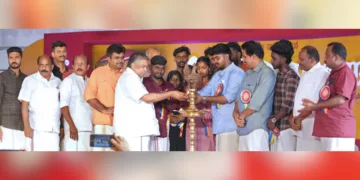 മഹാത്മാഗാന്ധി സര്‍വകലാശാല കലോത്സവ ഉദ്ഘാടനം മന്ത്രി സജി ചെറിയാന്‍ പ്രധാന വേദിയില്‍ വിളക്ക് കൊളുത്തി നിര്‍വഹിക്കുന്നു