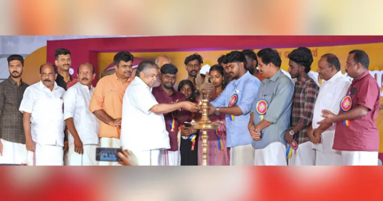 മഹാത്മാഗാന്ധി സര്‍വകലാശാല കലോത്സവ ഉദ്ഘാടനം മന്ത്രി സജി ചെറിയാന്‍ പ്രധാന വേദിയില്‍ വിളക്ക് കൊളുത്തി നിര്‍വഹിക്കുന്നു