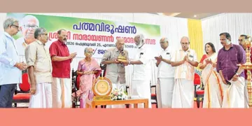 പദ്മവിഭൂഷണ്‍ പി. നാരായണനെ ആദരിക്കാന്‍ എറണാകുളം ടൗണ്‍ ഹാളില്‍ ജന്മഭൂമി സംഘടിപ്പിച്ച സമാദരണ സഭയില്‍ കുമ്മനം രാജശേഖരന്‍ അദ്ദേഹത്തിന് ഉപഹാരം
സമര്‍പ്പിക്കുന്നു. കെഎന്‍.ആര്‍. നമ്പൂതിരി, പ്രൊഫ. പി.ജി. ഹരിദാസ്, ഡോ. സെബാസ്റ്റ്യന്‍ പോള്‍, പി. നാരായണന്റെ പത്‌നി രാജേശ്വരി, പി.ആര്‍. ശശിധരന്‍, എം. രാധാകൃഷ്ണന്‍,
ശ്രീകുമാരി രാമചന്ദ്രന്‍, കെ.ബി. ശ്രീകുമാര്‍ സമീപം