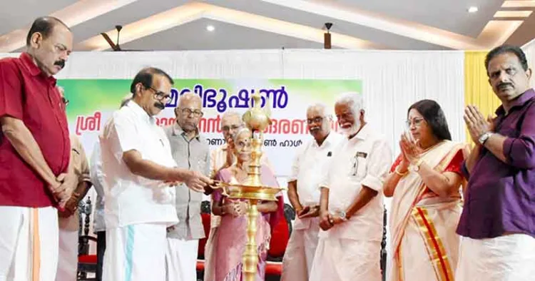 സമാദരണ സഭ കേന്ദ്രമന്ത്രി ജോര്‍ജ് കുര്യന്‍ ഉദ്ഘാടനം ചെയ്യുന്നു