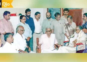 ഒ.വി. വിജയന് തപസ്യയുടെ സഞ്ജയന്‍ പുരസ്‌കാരം മഹാകവി അക്കിത്തം സമര്‍പ്പിക്കുന്നു. പി. നാരായണക്കുറുപ്പ് സമീപം