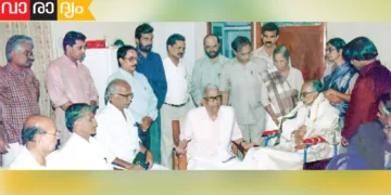 ഒ.വി. വിജയന് തപസ്യയുടെ സഞ്ജയന്‍ പുരസ്‌കാരം മഹാകവി അക്കിത്തം സമര്‍പ്പിക്കുന്നു. പി. നാരായണക്കുറുപ്പ് സമീപം