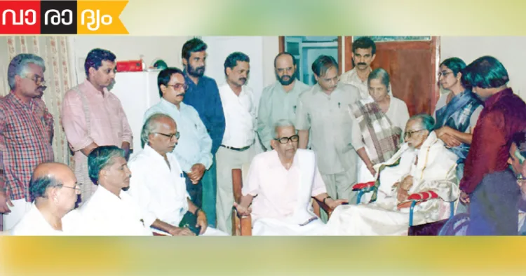 ഒ.വി. വിജയന് തപസ്യയുടെ സഞ്ജയന്‍ പുരസ്‌കാരം മഹാകവി അക്കിത്തം സമര്‍പ്പിക്കുന്നു. പി. നാരായണക്കുറുപ്പ് സമീപം