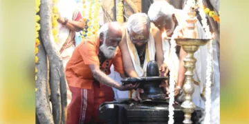 കലൂര്‍ പാവക്കുളം മഹാദേവക്ഷേത്രാങ്കണത്തിലെ പേരാല്‍ച്ചുവട്ടില്‍ കാശിയില്‍ നിന്ന്‌കൊണ്ടുവന്ന ശിവലിംഗം കുമ്മനം രാജശേഖരന്‍, പത്മശ്രീ ആചാര്യ എം. കെ. കുഞ്ഞോല്‍ മാസ്റ്റര്‍ എന്നിവര്‍ ചേര്‍ന്ന് സ്ഥാപിക്കുന്നു.