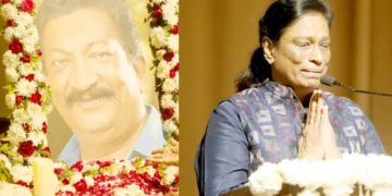 പി.ടി. ഉഷയുടെ ഭര്‍ത്താവ് വി. ശ്രീനിവാസന് ആദരാഞ്ജലിയര്‍പ്പിച്ച് ദല്‍ഹിയില്‍ ചേര്‍ന്ന പ്രാര്‍ത്ഥനാസഭയില്‍ മറുപടി പ്രസംഗത്തിനിടെ
പി.ടി. ഉഷ നിറകണ്ണീരോടെ സദസിനെ വണങ്ങുന്നു