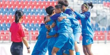 വനിതകളുടെ അണ്ടര്‍ 19 സാഫ് കപ്പ് കിരീടം നേട്ടം ആഘോഷിക്കുന്ന ഭാരത ഫുട്‌ബോള്‍ ടീം