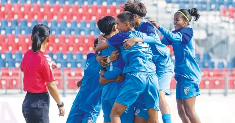 വനിതകളുടെ അണ്ടര്‍ 19 സാഫ് കപ്പ് കിരീടം നേട്ടം ആഘോഷിക്കുന്ന ഭാരത ഫുട്‌ബോള്‍ ടീം