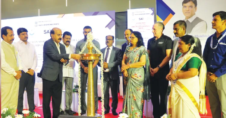 അന്താരാഷ്ട്ര കായിക സിമ്പോസിയം കേരള യൂണിവേഴ്‌സിറ്റി വൈസ് ചാന്‍സലര്‍ ഡോ. മോഹനന്‍ കുന്നുമ്മല്‍ ഉദ്ഘാടനം നിര്‍വ്വഹിക്കുന്നു