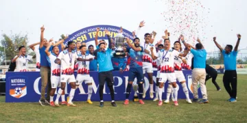 സന്തോഷ് ട്രോഫി ജേതാക്കളായ സര്‍വീസസ് ടീം കിരീടവുമായി ആഘോഷത്തില്‍