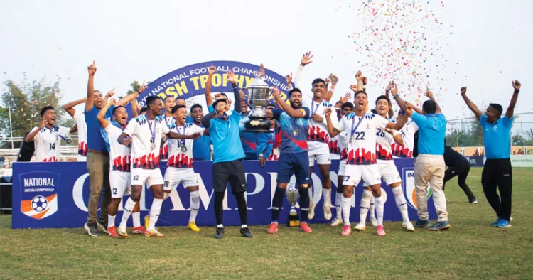 സന്തോഷ് ട്രോഫി ജേതാക്കളായ സര്‍വീസസ് ടീം കിരീടവുമായി ആഘോഷത്തില്‍