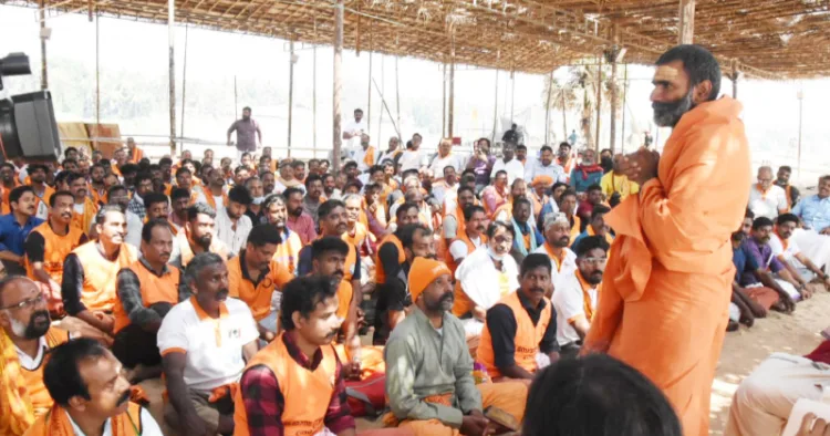 സേവാഭാരതി പ്രവര്‍ത്തകരെ മഹാമണ്ഡലേശ്വര്‍ സ്വാമി ആനന്ദവനം ഭാരതി അഭിസംബോധന ചെയ്യുന്നു