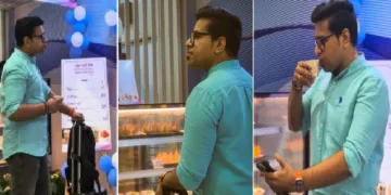 തിരുവനന്തപുരം എയര്‍പോര്‍ട്ടിലെ ഉഡാന്‍ യാത്രി കഫെയിലെ 10 രൂപയുടെ ചായ ആസ്വദിക്കുന്ന ശ്രീജിത് പണിയ്ക്കര്‍ (വലത്ത്)