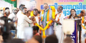 മൂന്നാറിലെ സ്വീകരണ സമ്മേളനത്തില്‍ ബിജെപി സംസ്ഥാന അധ്യക്ഷന്‍ രാജീവ് ചന്ദ്രശേഖറിനെയും പാര്‍ട്ടിയില്‍ ചേര്‍ന്ന ദേവികുളം മുന്‍ എംഎല്‍എ എസ്. രാജേന്ദ്രനേയും ഹാരമണിയിക്കുന്നു