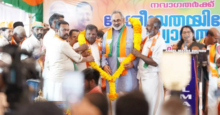 മൂന്നാറിലെ സ്വീകരണ സമ്മേളനത്തില്‍ ബിജെപി സംസ്ഥാന അധ്യക്ഷന്‍ രാജീവ് ചന്ദ്രശേഖറിനെയും പാര്‍ട്ടിയില്‍ ചേര്‍ന്ന ദേവികുളം മുന്‍ എംഎല്‍എ എസ്. രാജേന്ദ്രനേയും ഹാരമണിയിക്കുന്നു