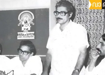 തപസ്യയുടെ ഒരു ആദ്യകാലയോഗം - 1977 പ്രൊഫ. കെ. ഗോപാലകൃഷ്ണന്‍ സംസാരിക്കുന്നു. വലത്തുനിന്ന് കെ.പി. ശശിധരന്‍, എം.എ കൃഷ്ണന്‍