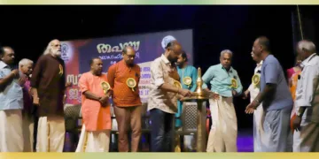 തപസ്യ കലാസാഹിത്യ വേദി സുവര്‍ണ ജൂബിലിയോടനുബന്ധിച്ച് തൃശൂരില്‍ സംഘടിപ്പിച്ച കലാസാധകസംഗമത്തില്‍ സംഗീത പ്രതിഭകളെ ആദരിക്കുന്ന ചടങ്ങ് സംഗീത
സംവിധായകന്‍ ഔസേപ്പച്ചന്‍ ഉദ്ഘാടനം ചെയ്യുന്നു