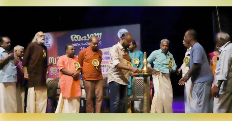 തപസ്യ കലാസാഹിത്യ വേദി സുവര്‍ണ ജൂബിലിയോടനുബന്ധിച്ച് തൃശൂരില്‍ സംഘടിപ്പിച്ച കലാസാധകസംഗമത്തില്‍ സംഗീത പ്രതിഭകളെ ആദരിക്കുന്ന ചടങ്ങ് സംഗീത
സംവിധായകന്‍ ഔസേപ്പച്ചന്‍ ഉദ്ഘാടനം ചെയ്യുന്നു