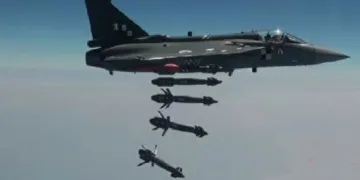 മിസൈലുകള്‍ ഘടിപ്പിച്ചുള്ള പരീക്ഷണത്തില്‍ തേജസ് എംകെ1എ യുദ്ധവിമാനത്തില്‍ നിന്നും മിസൈലുകള്‍ വീഴുന്ന ദൃശ്യം