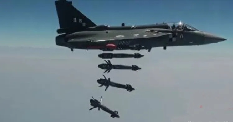 മിസൈലുകള്‍ ഘടിപ്പിച്ചുള്ള പരീക്ഷണത്തില്‍ തേജസ് എംകെ1എ യുദ്ധവിമാനത്തില്‍ നിന്നും മിസൈലുകള്‍ വീഴുന്ന ദൃശ്യം