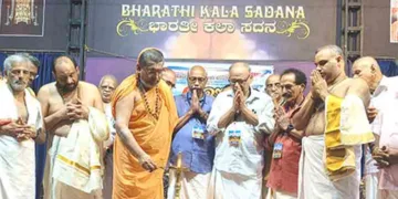 കാസര്‍കോട് എടനീര്‍ മഠം സത്സംഗസഭാ മണ്ഡപത്തില്‍ നടന്ന സമ്മേളനത്തിന് എടനീര്‍ മഠാധിപതി സച്ചിദാനന്ദ സ്വാമി ദീപം കൊളുത്തുന്നു