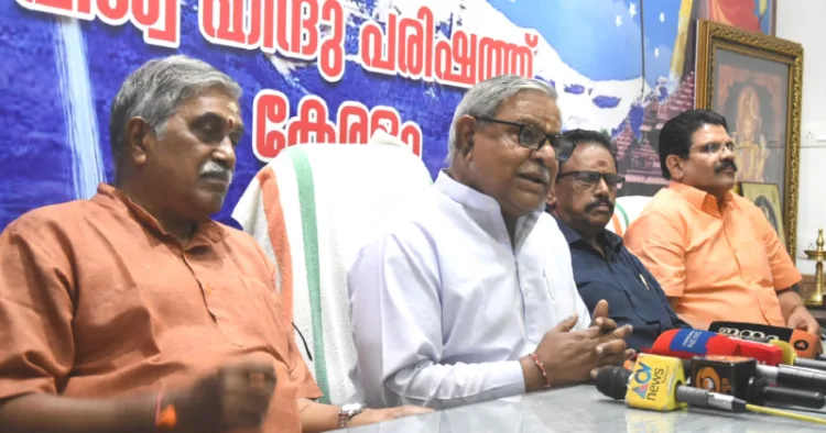 വിശ്വഹിന്ദു പരിഷത്ത് അഖിലേന്ത്യാ സെക്രട്ടറി ജനറല്‍ ബജറംഗ് ലാല്‍ ബാഗ്ര കൊച്ചിയില്‍ വാര്‍ത്താസമ്മേളനത്തില്‍ സംസാരിക്കുന്നു. ജി. സ്ഥാണുമാലയന്‍, വി.ആര്‍. രാജശേഖരന്‍, അഡ്വ. അനില്‍ വിളയില്‍ സമീപം