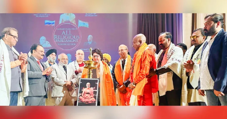 ആലുവ സര്‍വമത സമ്മേളന ശതാബ്ദി ആഘോഷങ്ങളുടെ ഭാഗമായി ശിവഗിരി മഠത്തിന്റെയും റഷ്യന്‍ എംബസിയുടെയും ആഭിമുഖ്യത്തില്‍ റഷ്യയില്‍ സംഘടിപ്പിച്ച ലോകമത പാര്‍ലമെന്റ് റഷ്യന്‍ പാര്‍ലമെന്റ് അംഗം ആഞ്ചേല എഗോറെവ്‌ന ഗ്ലാജ്‌കോവ ഉദ്ഘാടനം ചെയ്യുന്നു